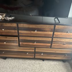 3 Piece Tri-Color Queen Bedroom Set