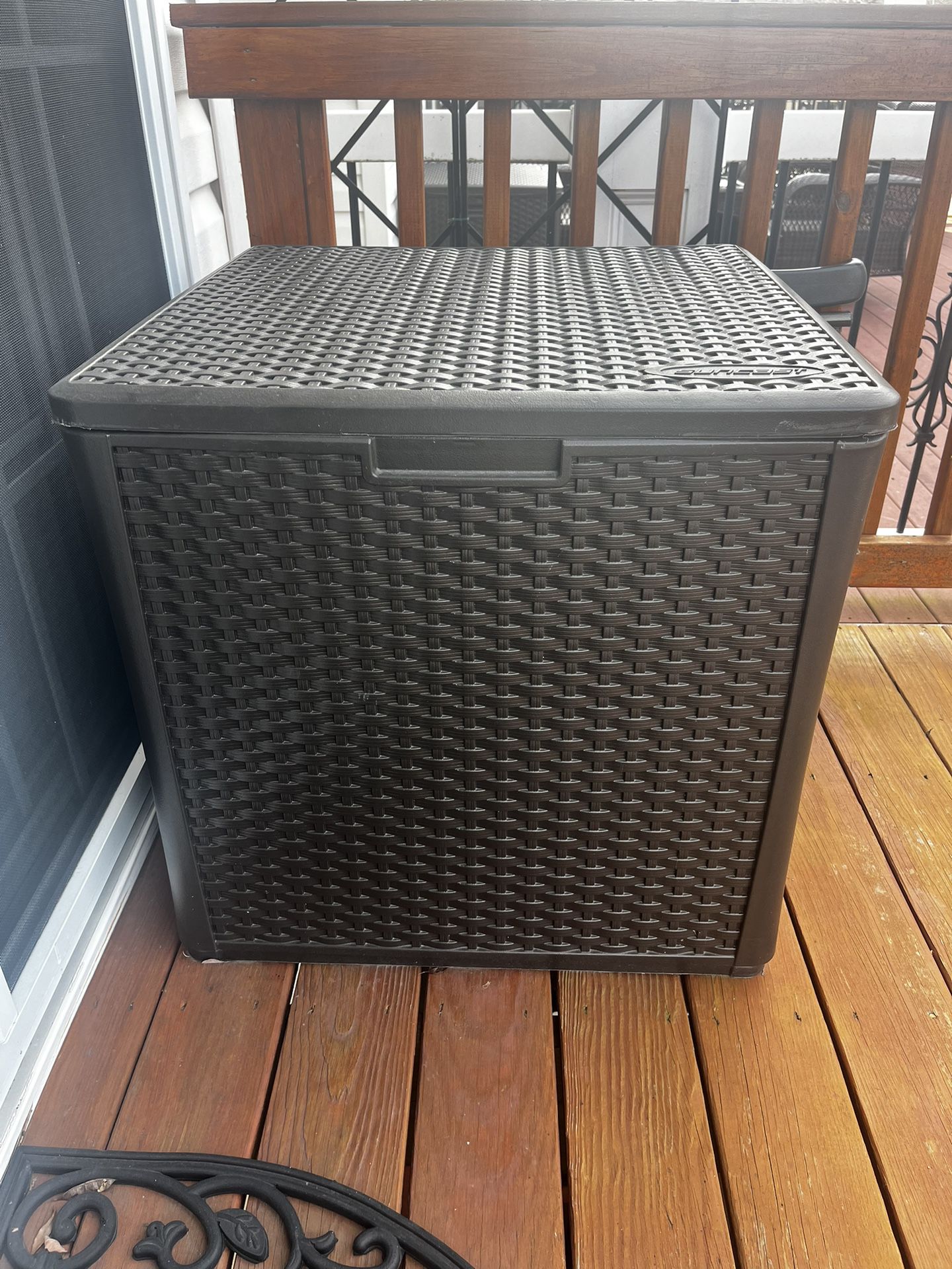 Suncast 60 gallon water resistant deck box