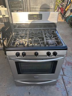 Frigidaire Gas Stove W 5 Burners & Convention Oven
