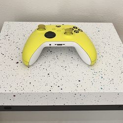 Xbox One X 1TB Console - NBA 2K20 Special Edition + controller/charge cable/USB cable