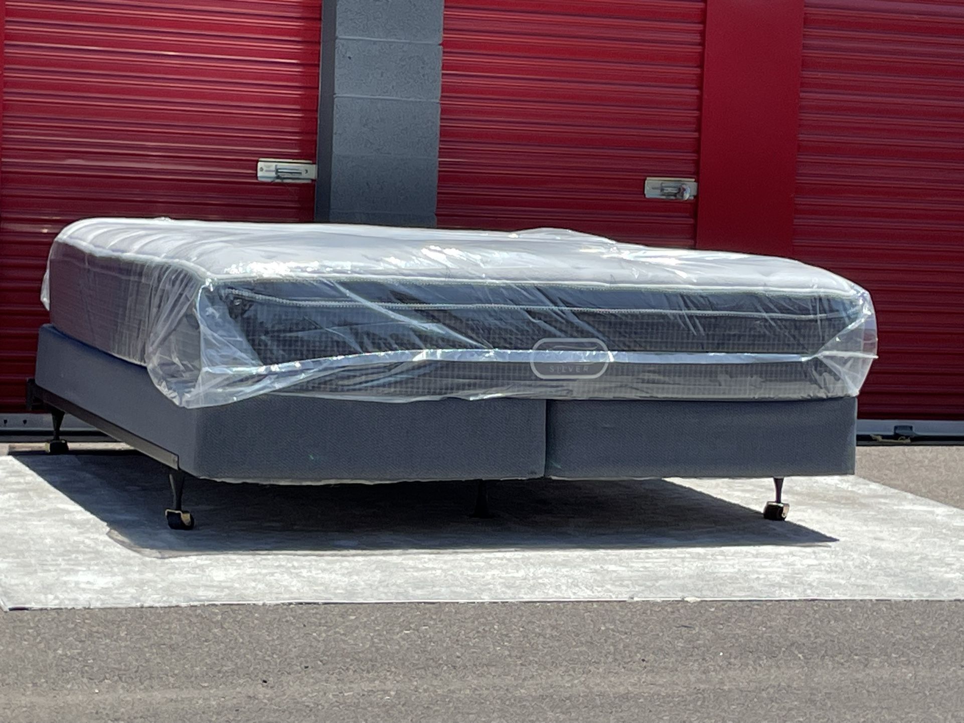 😴😴 King Size beauty rest 15 inch pillow, top mattress and boxspring