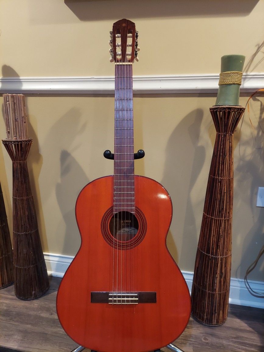 yamaha classic guitar with stand