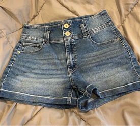 Woman’s high waisted denim shorts