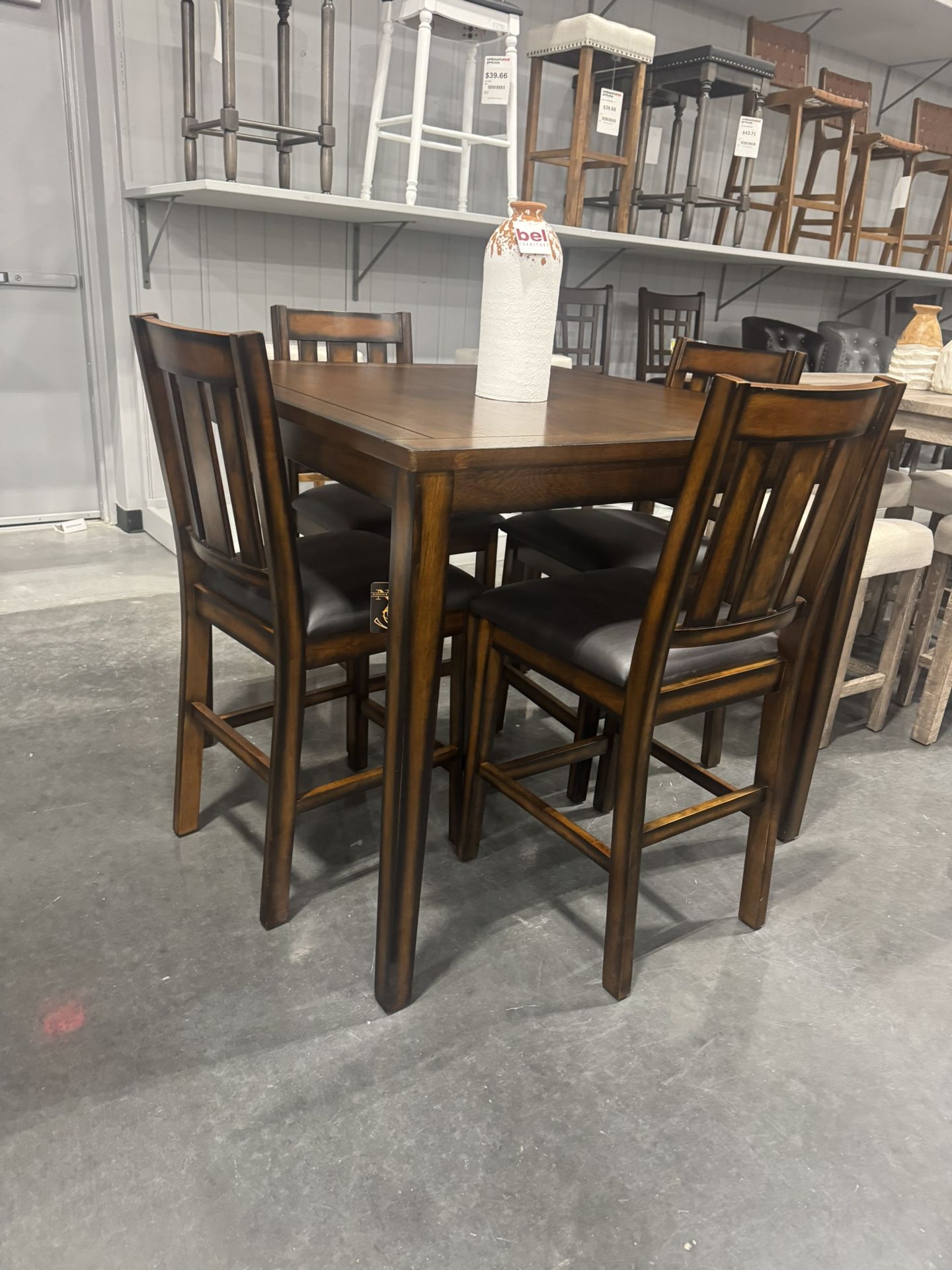 5 PIECE COUNTER HEIGHT DINING ROOM SET. Includes: Square counter height dining table, 4 counter height chairs.