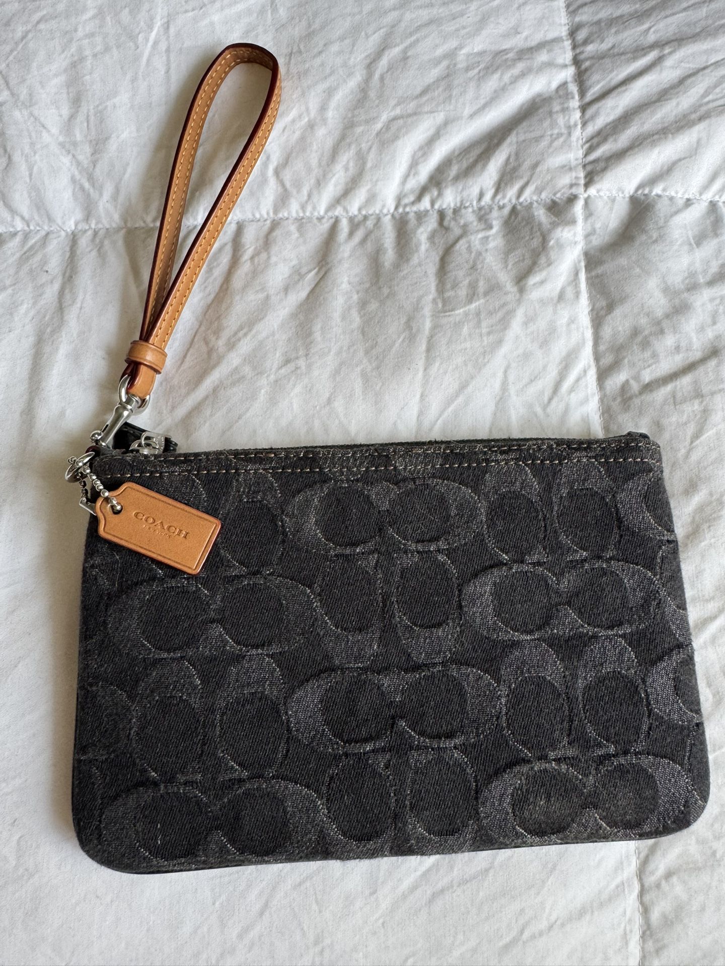 BRAND NEW/COACH Large Corner Zip Wristlet in Signature Canvas