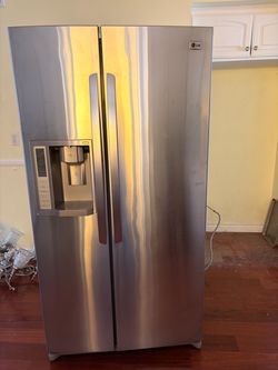 LG Side By Side Refrigerator With Ice and Water Dispenser
