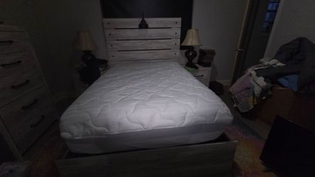 Like new bed set
