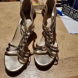 Size 8.5 Gold Adrienne Vittadini Wedges