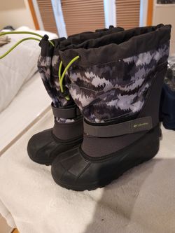Columbia Powderbug Plus II Print big kid universal Weather Boot in Black, Size 6