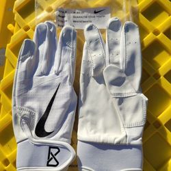 Brand New NIKE Huarache Edge Youth White Black
BASEBALL BATTING GLOVES
Kids Size Large Only