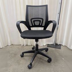 Black Mesh Back Swivel Office Chair with Armrests