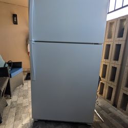 White Whirlpool Refrigerator Fridge Excellent Condition 