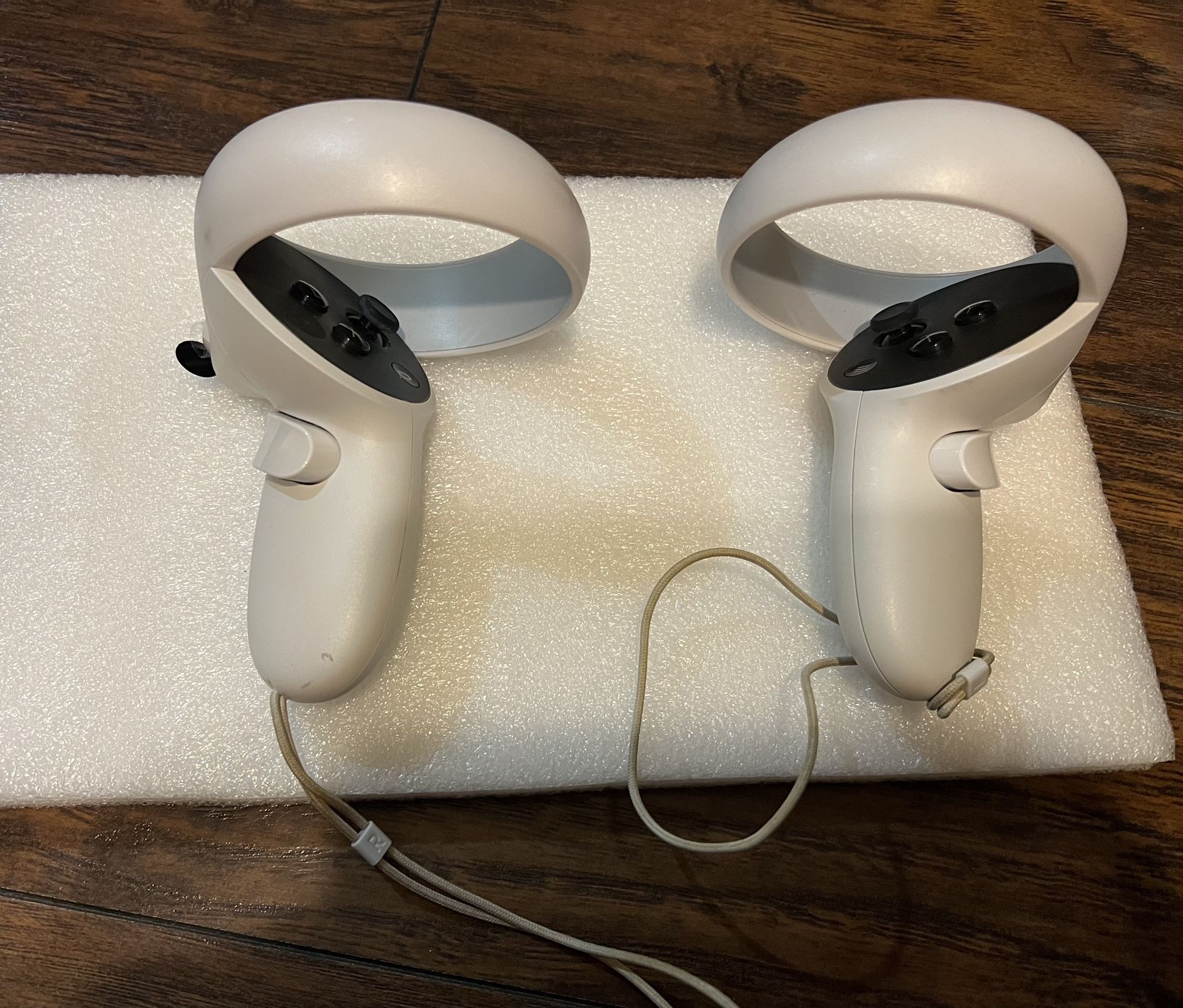 Genuine Oculus Quest 2 Virtual Reality Controllers (pair)