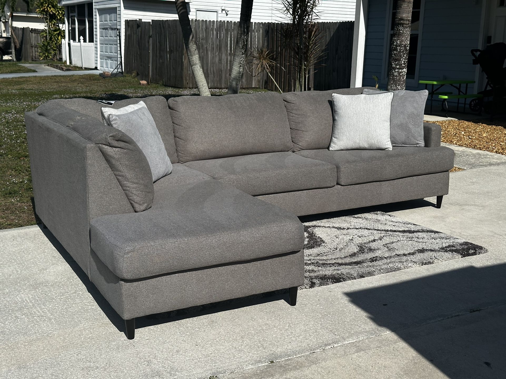 Ashleys Grey Couch - Delivery Included 🛻