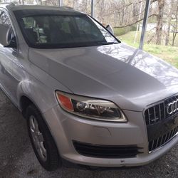 2007 Audi Q7 luxury 7-seater SUV, features a 2.0L turbocharged 4-cylinder engine generating 261 horsepower and 273 lb.-ft. of torque, often paired wit