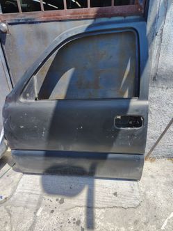 2000 - 2006 Chevy Tahoe door left side
