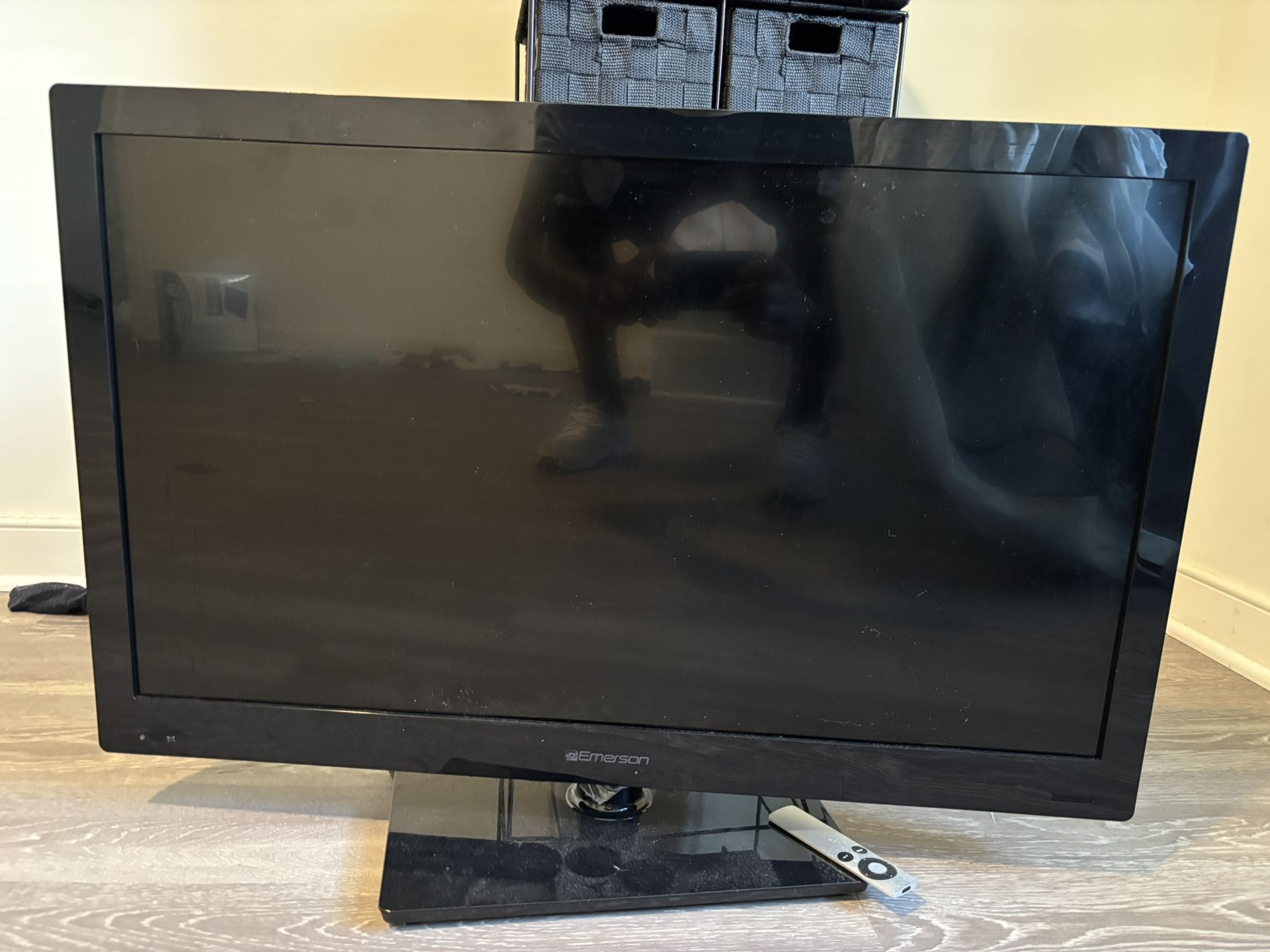 Emerson 32 inch TV (Must Go Today)