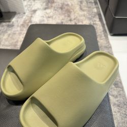 Yeezy men Size 10 new 