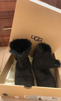 Women Uggs boots. Size 6. Very good conditions.