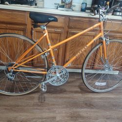 Beautiful Classic Ladies Schwinn Traveler 12- Speed Road/ Cruiser Bike