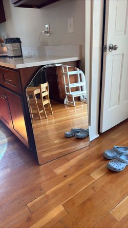 Frameless wavy mirror
