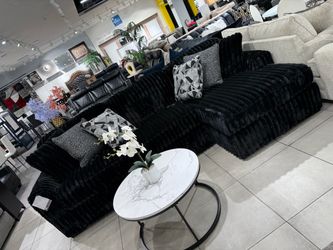 Black Plush Sectional Sofa with Throw Pillows 🔥🔥🔥