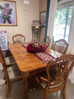 Wodden expandable table with chairs