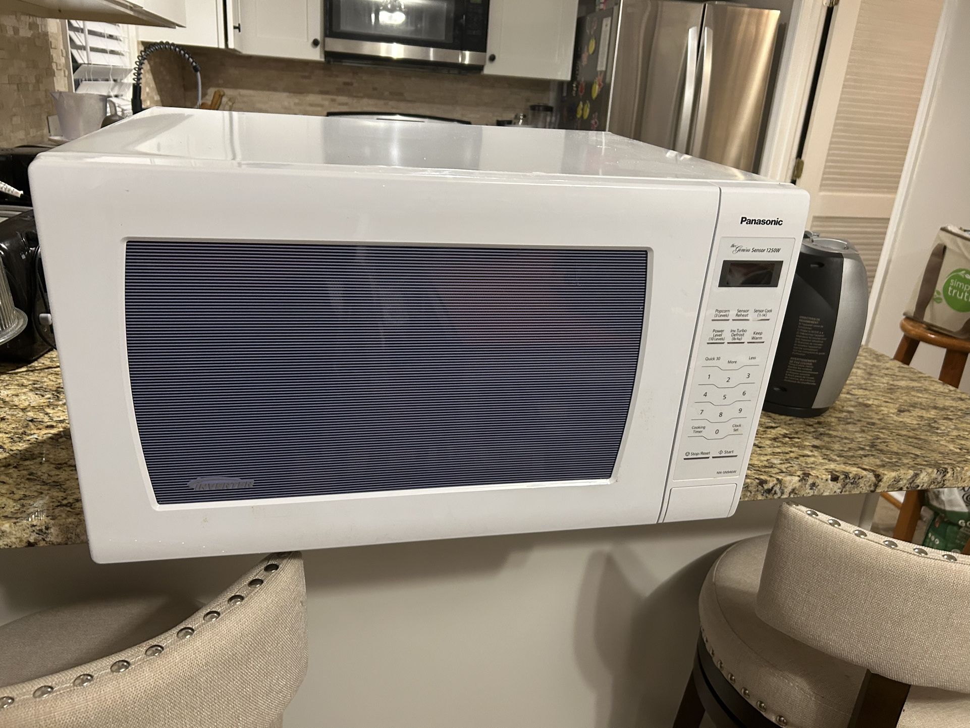 Panasonic Microwave Oven With Inverter Technology And A 16.5 “ Turn Table + The Genius Sensor Technology ( 1250 Watts )