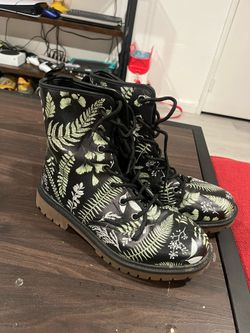 Size ten women’s boots