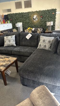 Dark gray sectional w/chaise