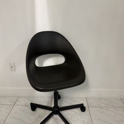 Black office chair 