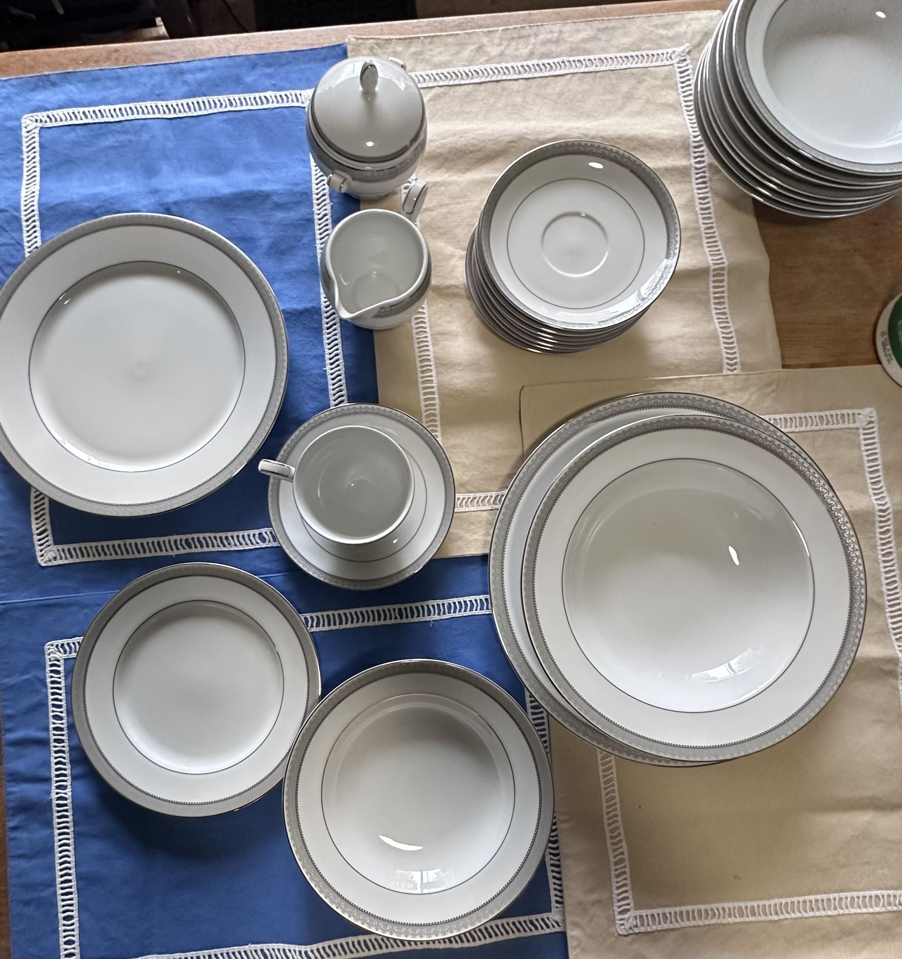 Mikasa Fine China Platinum Crown Pattern 8 Place Sets. NWT