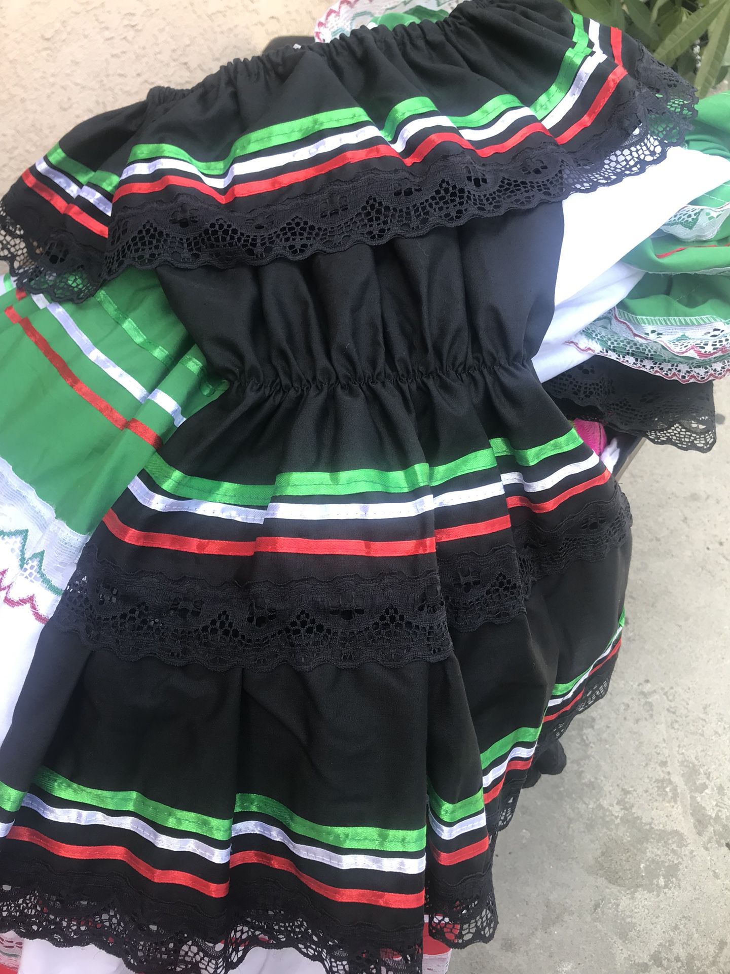 toca el piano clon Pacer Vestidos mexicanos de niña for Sale in Compton, CA - OfferUp