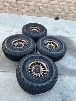 New KMC wheels 17x8.5 6 lugs 6x139.7 And New tires 285/70r17 Goodyear 65 k miles of warranty