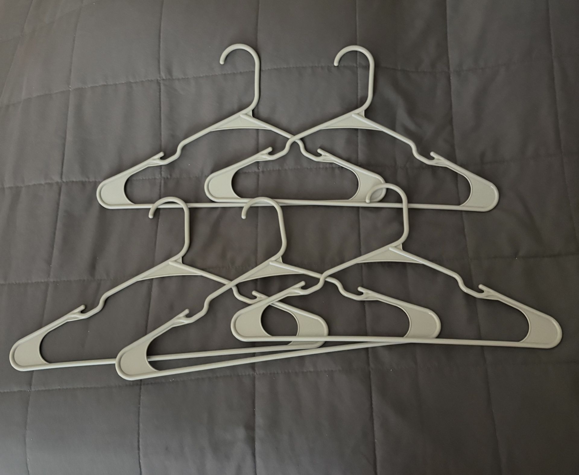 5pk Plastic Hangers Grey