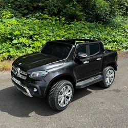 Mercedes Benz 2-Seater Kids Ride On Car ,Black. 12 V. Works great. Minor scratches