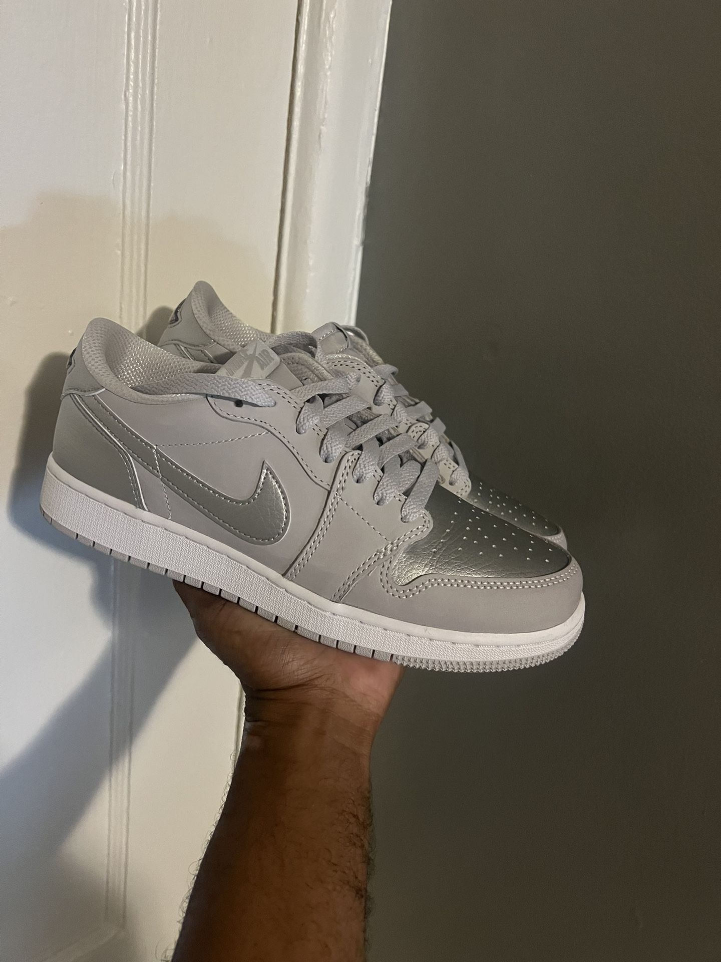 Jordan 1 Low Metallic Silver