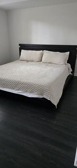 King Size Mattress! In Great Condition!! Temperadic mattress 