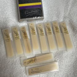 Vandoren CR1945 Bb Clarinet V.12 Reeds Strength 4.5; Box of 9