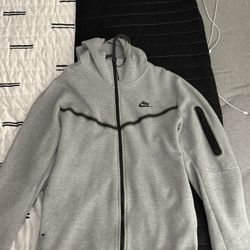 nike tech hoodie large 
