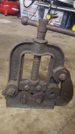 Antique pipe vise