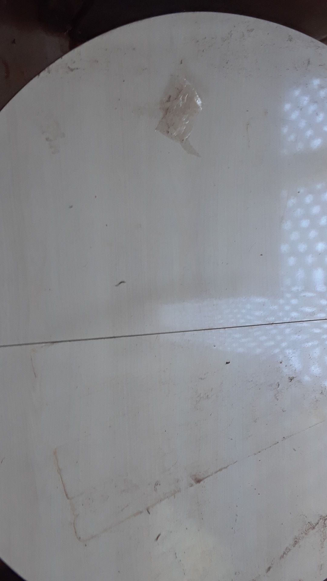 Mesa blanca se expande