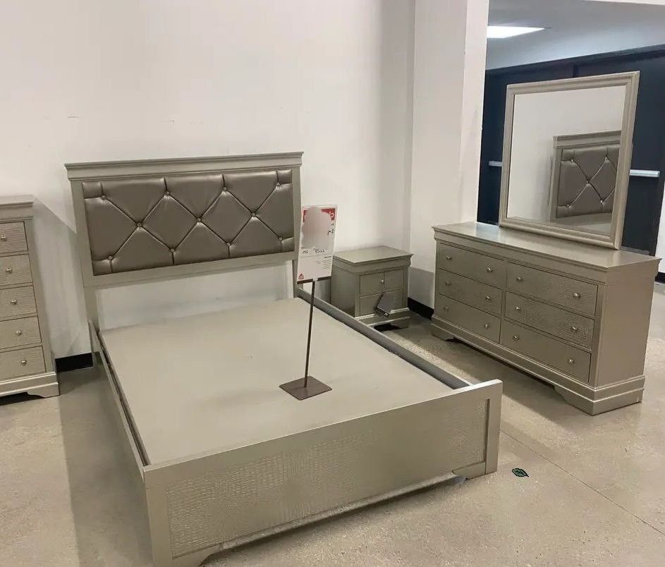 ♥️Valentine's Day SaleAMALIA SILVER UPHOLSTERED PANEL BEDROOM SET
4-Piece Bed, Dresser, Mirror, Nightstand