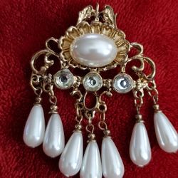 Vintage Pea Shower Brooch With Clear Rhinestones Goldtone. 