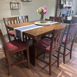 Dining table and 6 Chairs 