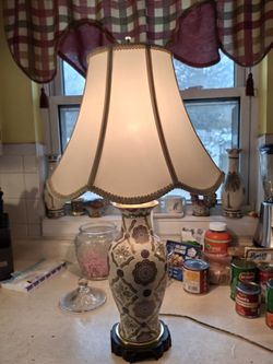 BEAUTIFUL Vintage  Chinoisrie  Style Table Lamp  Hand PAINTED WITH A Scalloped SHADE 