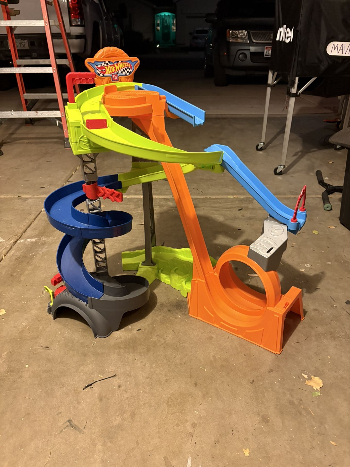 Hot Wheels Little People Wheelie Race Track