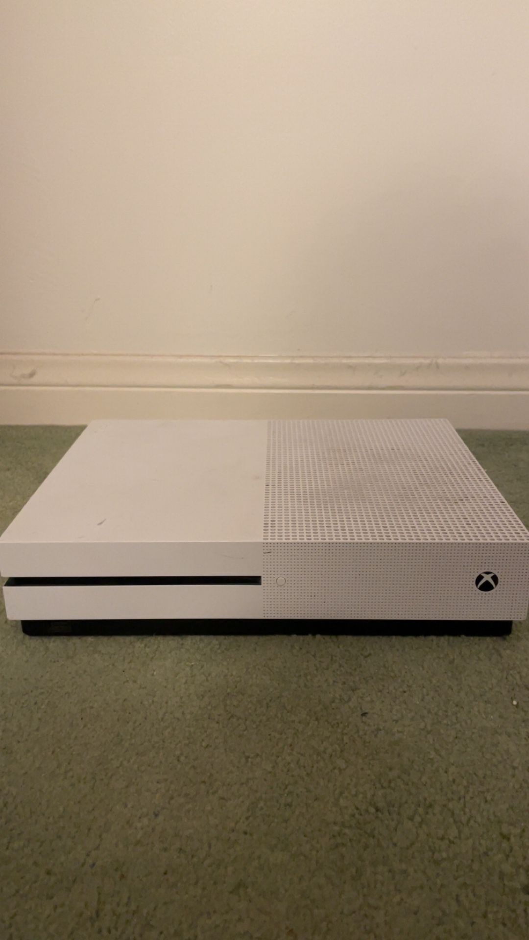Xbox One S 500 GB *Comes With HDMI*