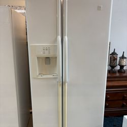 ✨ Maytag 24.7 cu ft Refrigerator – $129.99! 