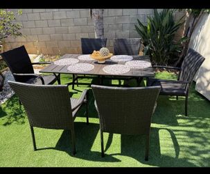Beautiful outdoor patio set with delivery available